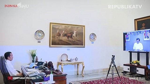 Dokter patologi klinik memeriksa sampel media pembawa virus Corona. (Ilustrasi)