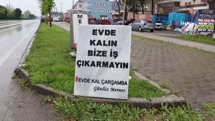 ‘Evde Kal’ yazılı mezar taşı Samsun-Ordu Karayolu'nda