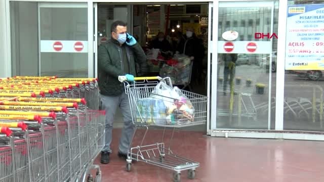 Ankara'da sokağa çıkma yasağı öncesi market ve pazarlarda yoğunluk