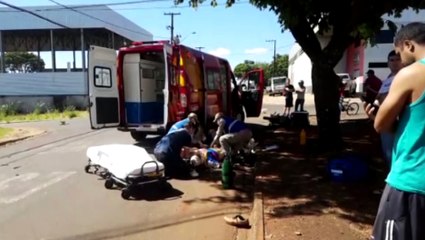 Скачать видео: Motociclista fica gravemente ferido no Bairro Cataratas