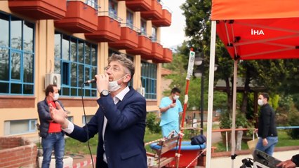 İl Müdürü huzurevinde kalan yaşlıları türkü söyleyerek eğlendirdi