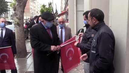 Esnaf ve halka Türk bayrağı dağıtıldı