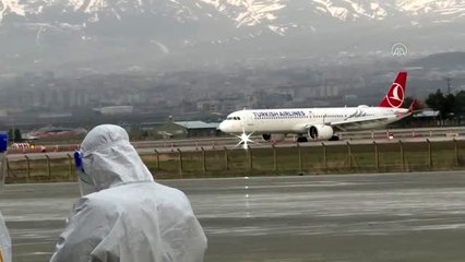 Suudi Arabistan'dan getirilen vatandaşların "Türk bayraklı" coşkusu (1)