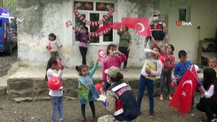 Jandarma ekipleri down sendromlu çocuğun 23 Nisan isteğini geri çevirmedi