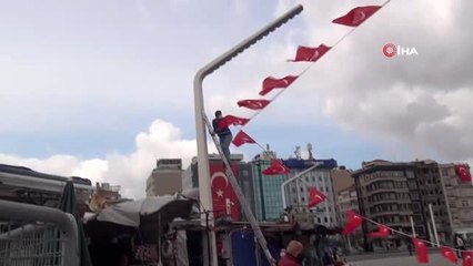 Taksim Meydanı bayraklarla süslendi