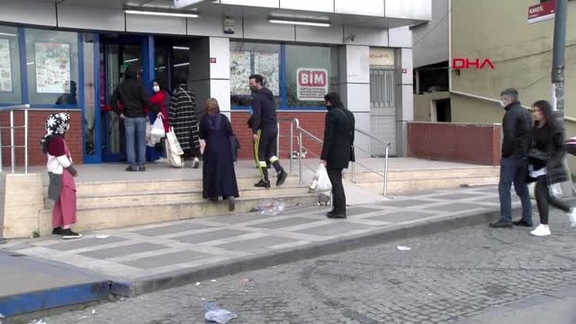 ÜSKÜDAR'DA SOKAĞA ÇIKMA KISITLAMASI ÖNCESİ ALIŞVERİŞ KUYRUĞU