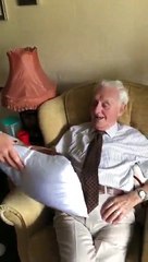 Idoso emociona-se ao receber e abraçar almofada com o retrato da mulher falecida