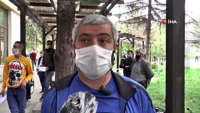 Seyahat izni almak isteyen vatandaşlar uzun kuyruklar oluşturdu