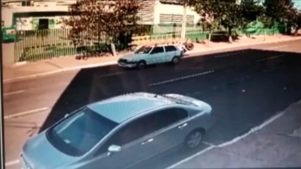 Impressionante: moto derrapa no asfalto por cerca de 100 metros após colisão no Centro