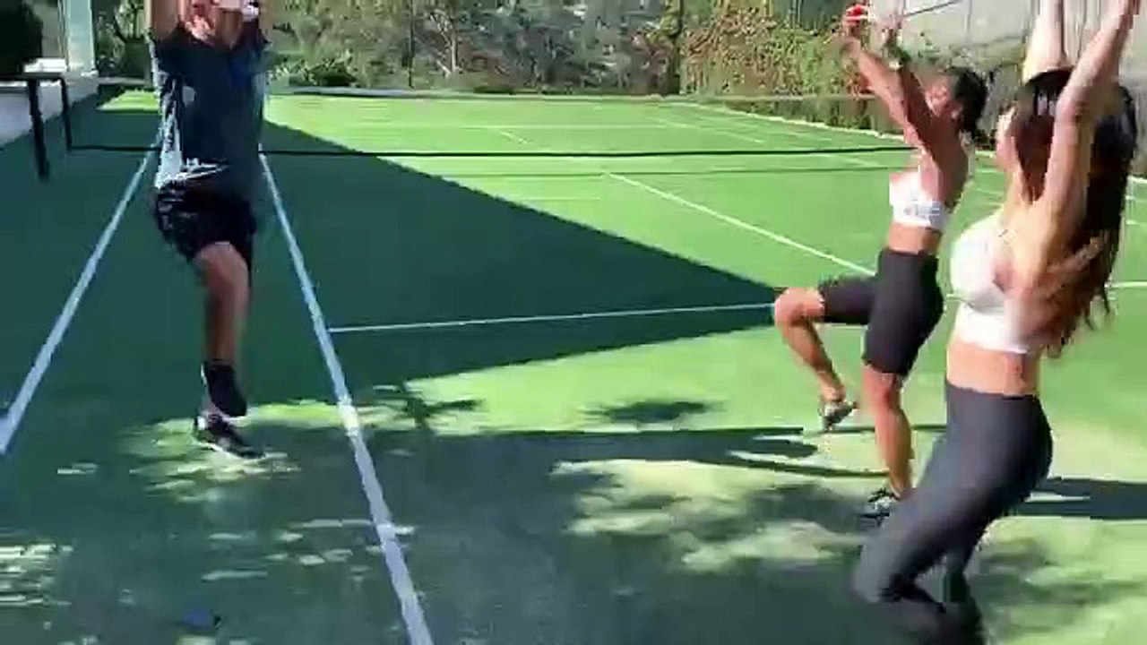 World champion teaches skipping (cross overs and speed steps)
