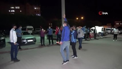 Adana Demirspor taraftarları sağlık çalışanlarına destek verdi