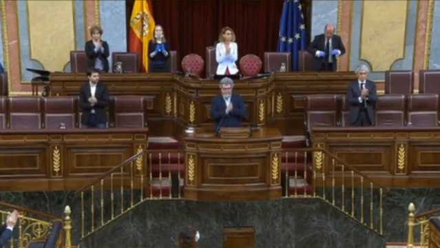 El Congreso vuelve a sumarse a los aplausos al personal de la sanidad