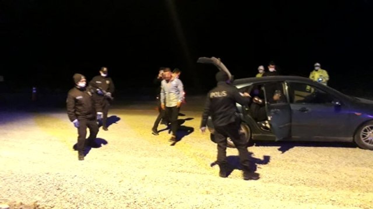 Sokağa çıkma yasağı olan genç otomobil bagajında yakalandı