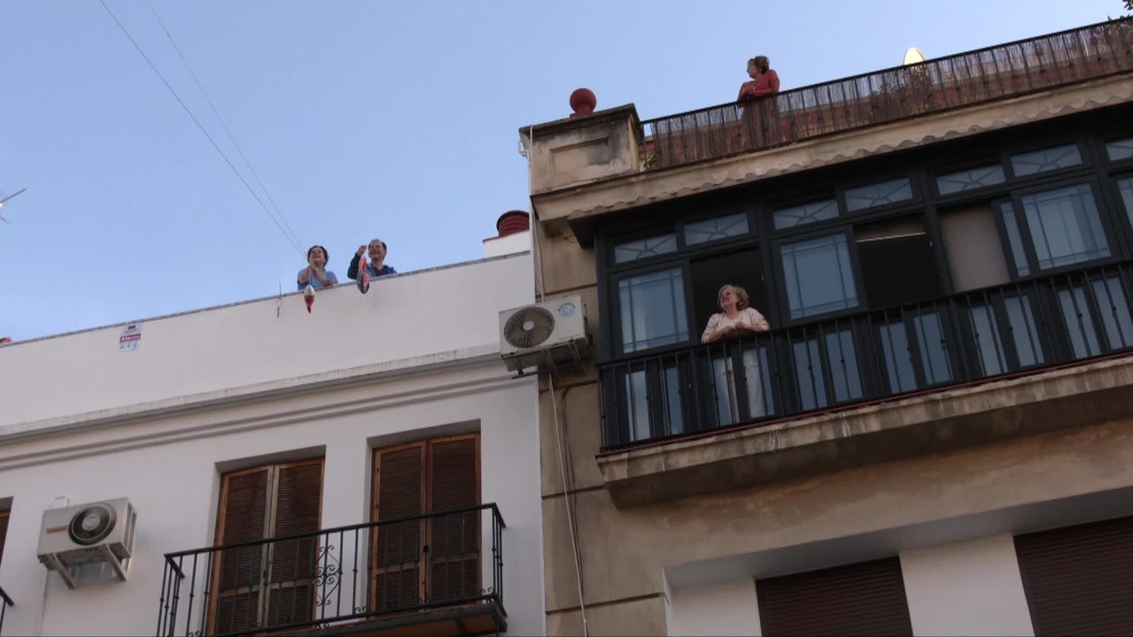 El barrio de Triana (Sevilla) se suma al aplauso a sanitarios