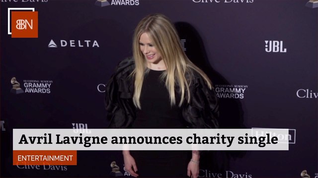 Avril Lavigne Sings For Charity