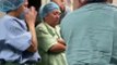 Enfermeras no logran contener las lágrimas mientras se visten para entrar a atender a pacientes con COVID-19
