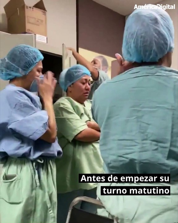 Enfermeras no logran contener las lágrimas mientras se visten para entrar a atender a pacientes con COVID-19