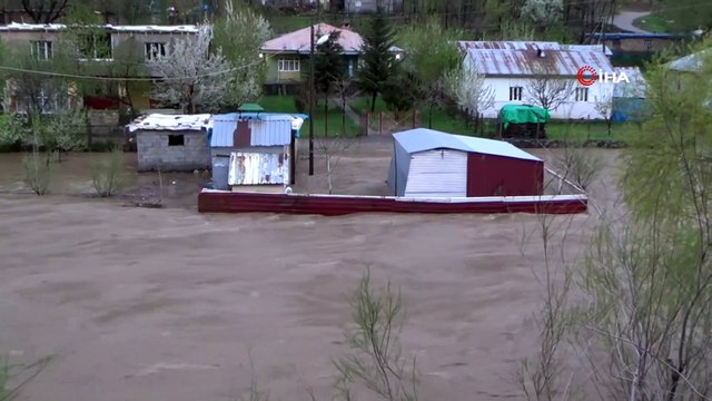 Aşırı yağışlar nedeniyle Habur çayı taştı...Çay kenarındaki tarla ve ahırlar sular altında kaldı