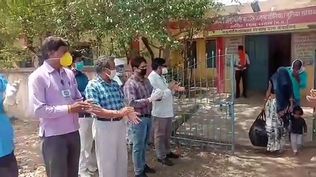 रतलामः क्वॉरेंटाइन किए गए 8 कोरोना संदिग्धों को किया गया डिस्चार्ज, ताली बजाकर किया विदा