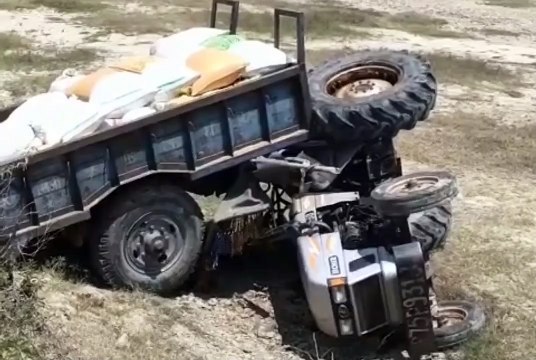 इटावा: अनियंत्रित ट्रैक्टर पलटा, चालक की दबकर हुई मौत