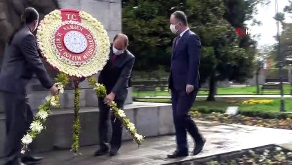 Скачать видео: TBMM'nin 100. yılı ve Ulusal Egemenlik ve Çocuk Bayramı dolayısıyla Atatürk Anıtı'na çelenk sunuldu