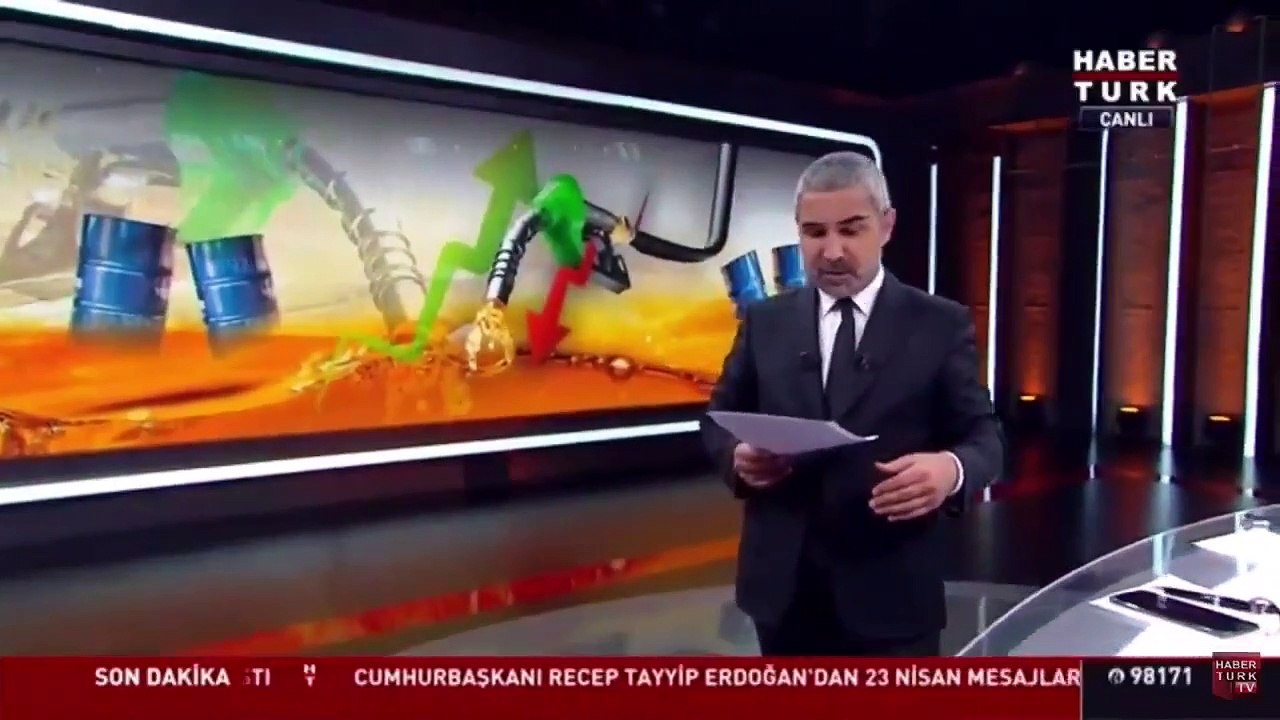 Canlı yayında Habertürk sunucusuna 'sinek' musallat oldu