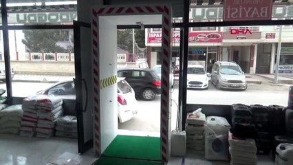 İş yerinin girişine seyyar dezenfeksiyon kabini yaptırdı