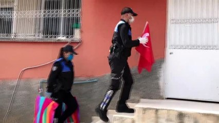 Polisten, şehit meslektaşlarının üçüzlerine 23 Nisan hediyesi