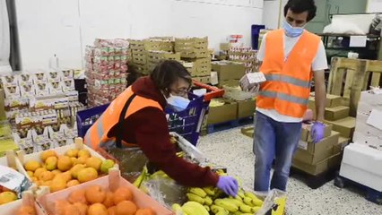 Tải video: Una parroquia de Vallecas reparte 70.000 kilos de alimentos a 600 familias vulnerables