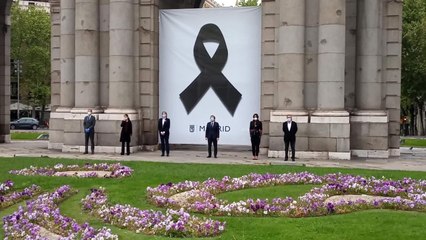 下载视频: Minuto de silencio del ayuntamiento de Madrid por los fallecidos