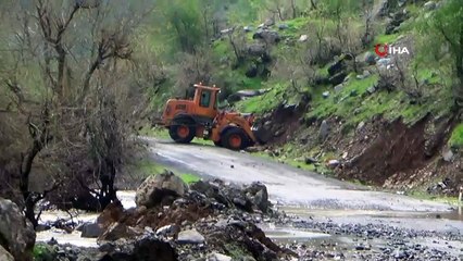 Sağanak yağış ilçe yolunu ulaşıma kapattı