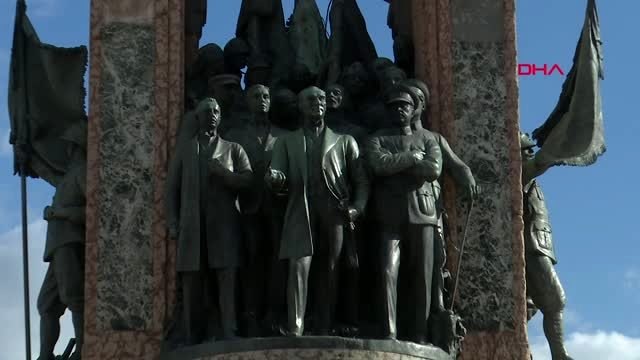 TAKSİM CUMHURİYET ANITINA İMAMOĞLU ÇELENK KOYDU