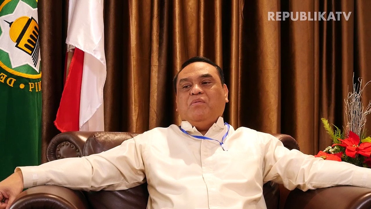 Warga melintas di kawasan masjid Masjid Hubbul Wathan di Islamic Center kota Mataram, Lombok.