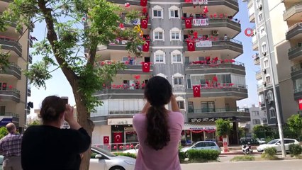 Hatay 23 Nisan coşkusunu balkonlarda yaşıyor