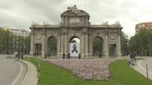 Crespón en la Puerta de Alcalá en recuerdo a los muertos con COVID