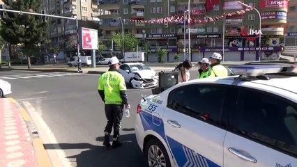 Boş caddede kaza yaptılar