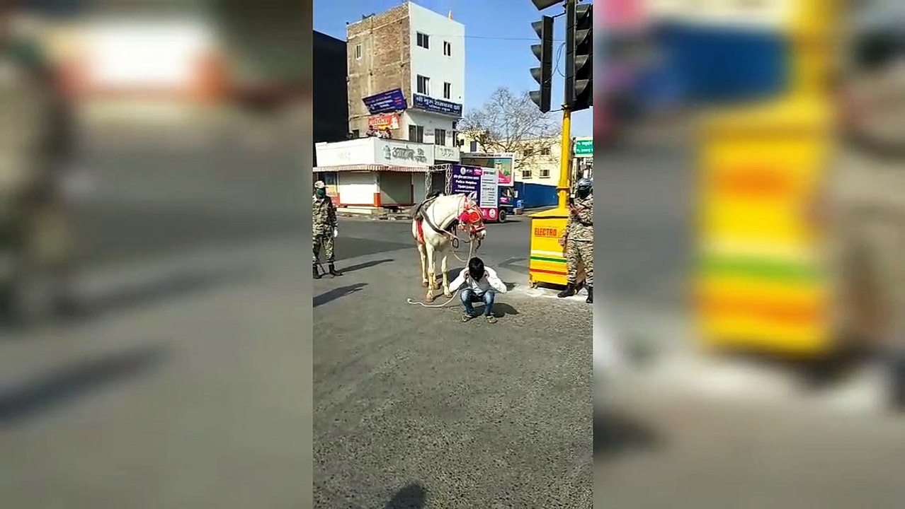 इंदौर में बाहर निकलने वालों को अनोखी सजा, सड़क पर लगवाए पुशअप्स और उठक-बैठक