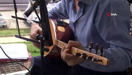 Emeklilik tutkusu ile balkondan komşularına moral oldu