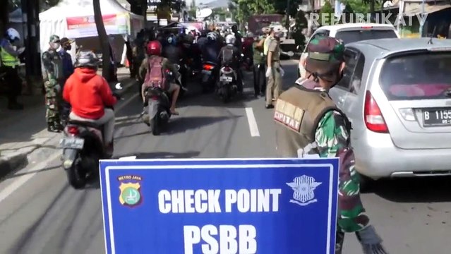 Polisi mengimbau pengendara motor berboncengan saat pemberlakuan PSBB.