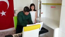 Müzik öğretmeni, kızıyla birlikte 23 Nisan için şarkı besteledi