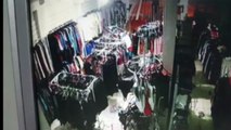 Câmeras de segurança flagram ação de criminosos em loja no Periolo