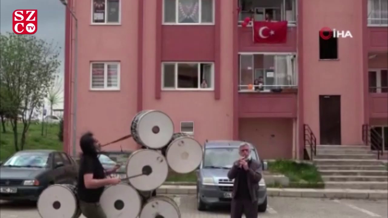6 davulu aynı anda çalıp, 23 Nisan coşkusu yaşattı