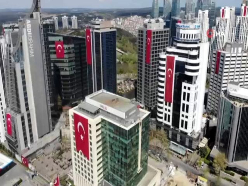 23 Nisan Çocuk Bayramı'nda gökdelenler Türk bayraklarıyla donatıldı