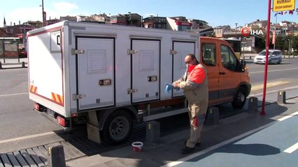 Üsküdar Belediyesi’ne bağlı ekipler, kuşları ve sokak hayvanlarını elleriyle besledi