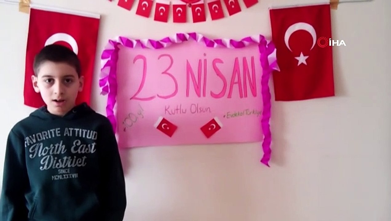 Okula gidemeyen özel çocuklar 23 Nisan’ı evlerinde şarkı söyleyerek kutladı