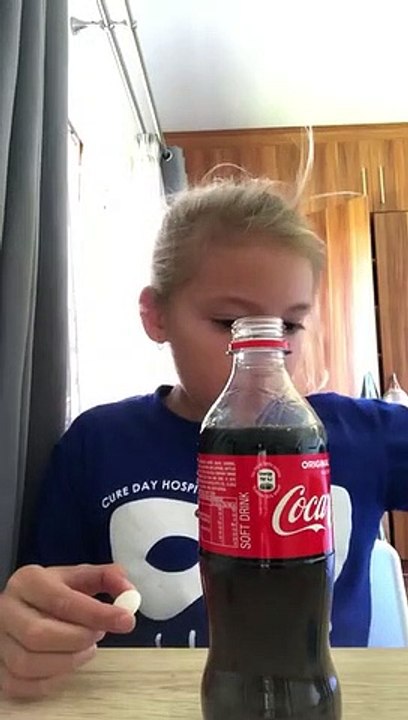 Une fille tente l'expérience Coca + Mentos