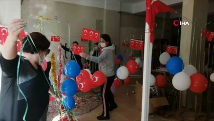 Dışarı çıkamayan çocukları için sokağı süslediler