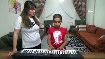 9 yaşındaki Talha, ailesiyle birlikte 23 Nisan çocuk bayramını piyano çalarak kutluyor