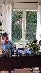 Chasse au lapin pendant un cours à distance