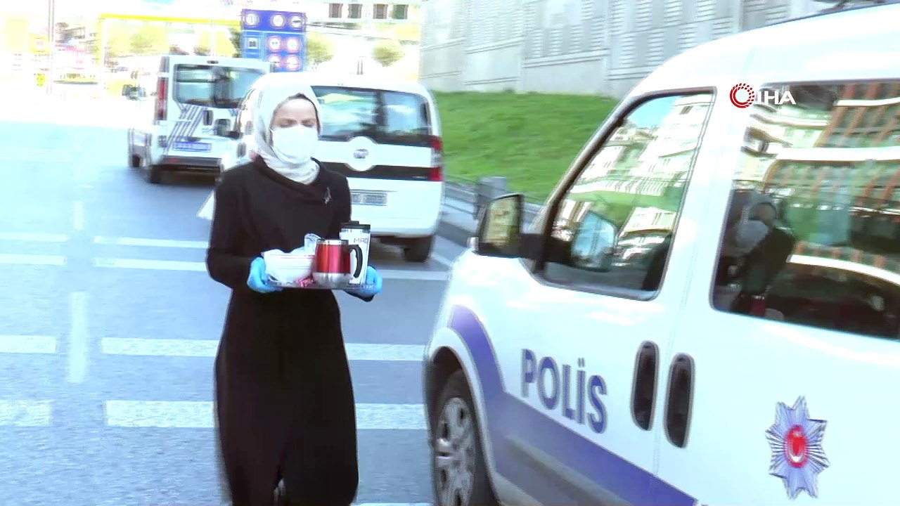 Vatandaştan polislere çay ikramı